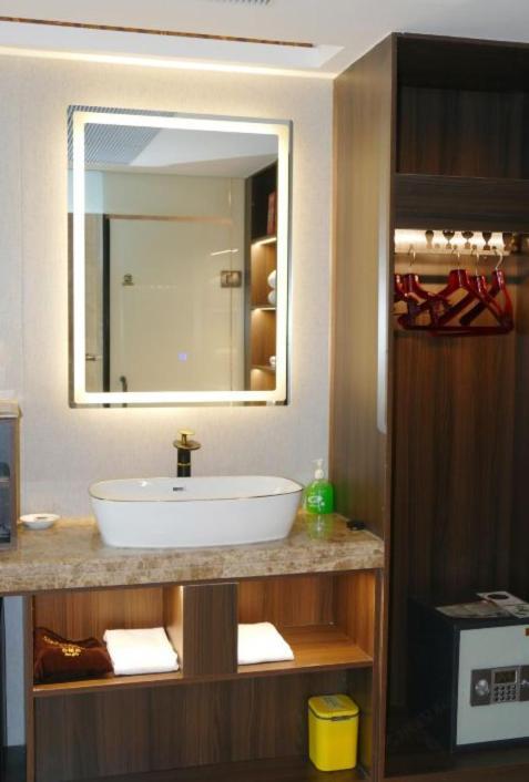 Jinan Yuquan Simpson Hotel Buitenkant foto